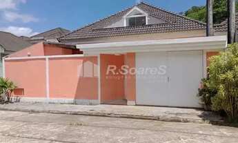 Imagem: Casa em condomínio, com três quartos sendo