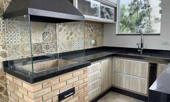 Imagem 4: Com dormitório no piso inferior + Piscina e Recheada de Móveis planejados - Condomínio Com