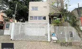 Imagem 2: Casa em Porto Alegre, no bairro Tristeza, com 3 dormitório(s), e 3 banheiros, à