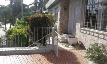 Imagem 2: Casa para aluguel tem 220 metros quadrados com 4 quartos em Três Figueiras - Porto Alegre