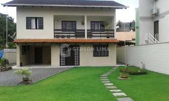 Imagem: Sobrado com amplo quintal