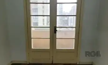 Imagem 3: Apartamento com 2 dormitórios, com sacada no Bairro Centro Histórico