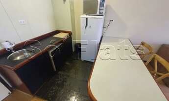 Imagem 5: Flat mobiliado com arrumação de quarto, com cozinha completa com geladeira grande. Sem bur