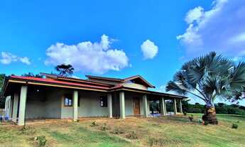 Imagem 2: Chácara nova à venda, com 03 suítes sendo uma master com closet e pia dupla, 03 salas, Res