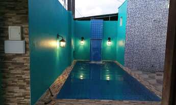 Imagem: Casa com piscina e energia solar