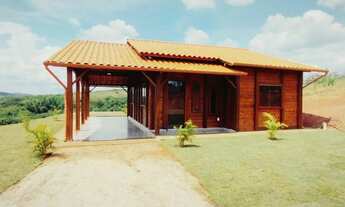 Imagem 2: Casa de madeira nova