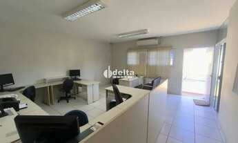 Imagem 2: Casa Comercial disponível para locação e venda no bairro Cidade Jardim em Uberlândia-MG