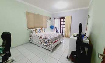 Imagem 7: Casa de condomínio para venda tem 220 metros quadrados com 6 quartos