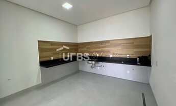 Imagem 2: Casa de condomínio térrea para venda possui 329 metros quadrados com 4 quartos