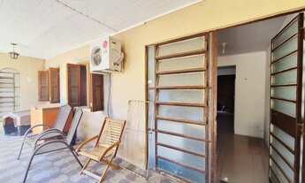 Imagem 3: Se você procura uma casa com pátio e churrasqueira para receber sua família e amigos , aqu