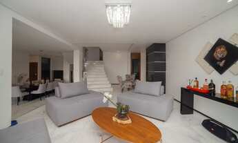 Imagem 2: Casa de condomínio para venda possui 704 metros quadrados com 4 quartos com suíte