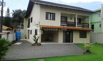 Imagem 2: Sobrado com amplo quintal