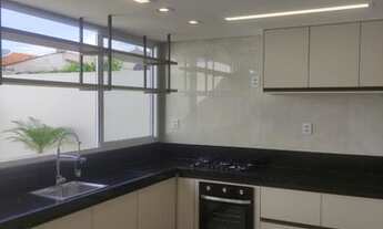 Imagem: Casa à venda em condomínio, com piscina