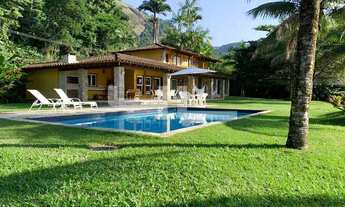 Imagem: Belíssima casa pé na areia em praia pouco