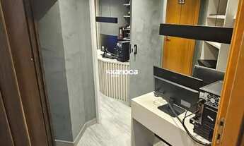 Imagem 2: Sala Comercial Mobiliada de 30m² com Banheiro Privativo, Varanda e Vaga - Pronta para Uso