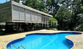 Imagem 2: Casa com arquitetura contemporânea rodeada de natureza