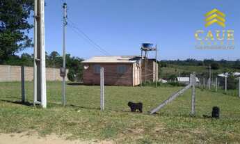 Imagem 3: Sítio c/chalé em local com portão de acesso e lago