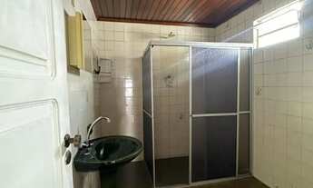 Imagem 6: ALUGO casa no Parque 10 - rua com guarita