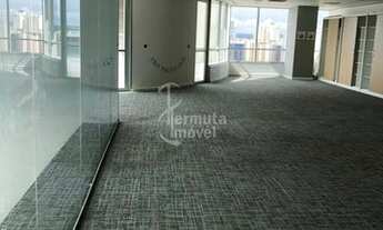 Imagem 4: Sala comercial para locação com 380m², armários embutidos, sala com telão e vista panorâmi