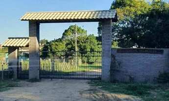 Imagem 7: Sítio c/chalé em local com portão de acesso e lago
