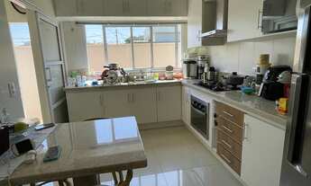 Imagem 2: Casa para venda com 220 metros quadrados com 3 quartos e 3 suítes