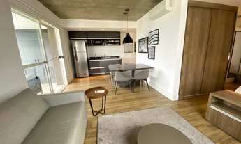 Imagem 4: Apartamento mobiliado no Brooklin de 63m² com uma suíte, living, cozinha e varanda espaços