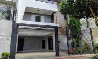 Imagem: Sobrado de alto padrão com piscina e quatro