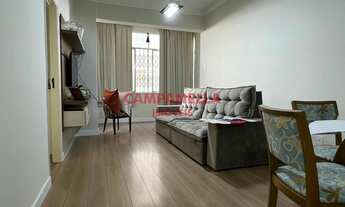 Imagem 2: Apartamento térreo com área externa, 2 quartos, dependências, debruçado na Praça Saens Pen