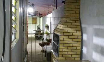 Imagem 4: Quarto individual em prédio com mobília e cozinha montada