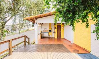 Imagem: Casa com deck e gourmet em condomínio fechado