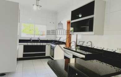 Imagem 2: Linda Casa Térrea 340m² - 5 suítes sendo 1 master, área gourmet com piscina, sauna e churr