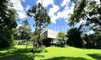 Imagem 4: Casa com arquitetura contemporânea rodeada de natureza