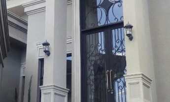 Imagem 2: Casa de condomínio para venda possui 500 metros quadrados com 5 quartos