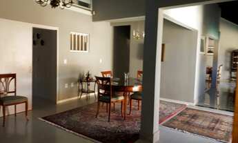 Imagem 5: Casa para aluguel e venda possui 350 metros quadrados com 4 quartos.