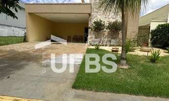 Imagem 2: Excelente casa térrea mobiliada à venda, com 360m², 3 suítes e localização privilegiada no