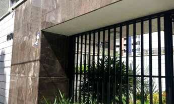 Imagem 2: Apartamento com ampla sala e vista privilegiada de esquina com Rua Padre Valdivino