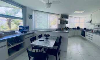 Imagem 6: Casa de condomínio para venda tem 526 metros quadrados com 5 quartos