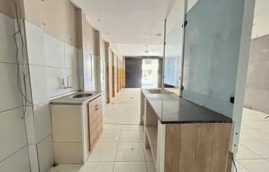 Imagem 7: Loja para locação com 257 m² de área construída. Salão amplo com recepção e lavabo, copa/c