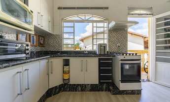 Imagem 4: Casa espaçosa com vista para montanhas