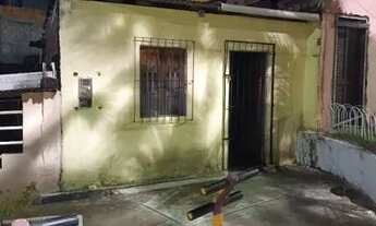 Imagem: Ponto de comércio na praça Joni kiss em