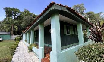 Imagem 2: Casa com amplo pátio e muito área verde