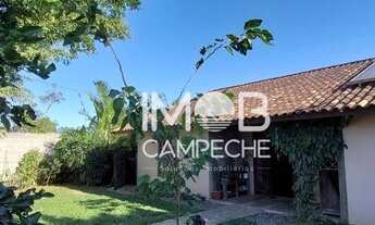 Imagem 2: Casa térrea, 128m² de área construída em amplo terreno de 501m², opção ideal para quem pro