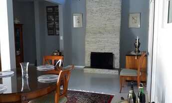 Imagem 4: Casa para aluguel e venda possui 350 metros quadrados com 4 quartos.