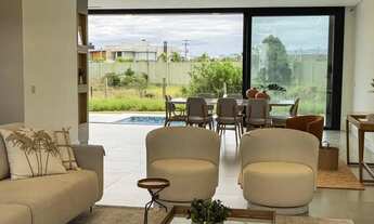 Imagem: Casa fundos área verde com piscina e 4