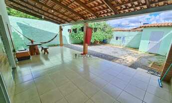 Imagem: Casa com 3 quartos, varanda e garagem coberta