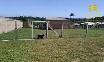 Imagem 2: Sítio c/chalé em local com portão de acesso e lago