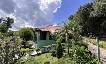 Imagem: Casa com amplo pátio e muito área verde