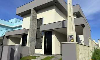 Imagem 2: Casa financiável com 3 quartos, um deles suíte master, no bairro Carianos em Florianópolis