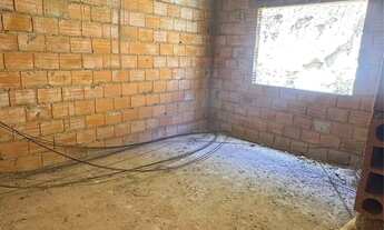 Imagem 4: Casa de Alto Padrão em Construção - 110m² de Área Única e Estrutura Impecável