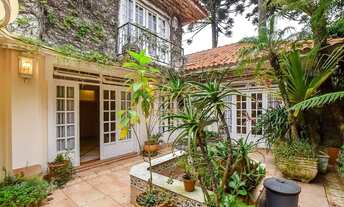 Imagem: São Lourenço, Casa triplex, desocupada